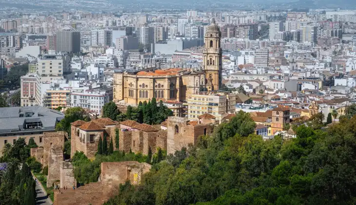 La Catedral de Málaga vista desde lo alto, entre los tejados del centro